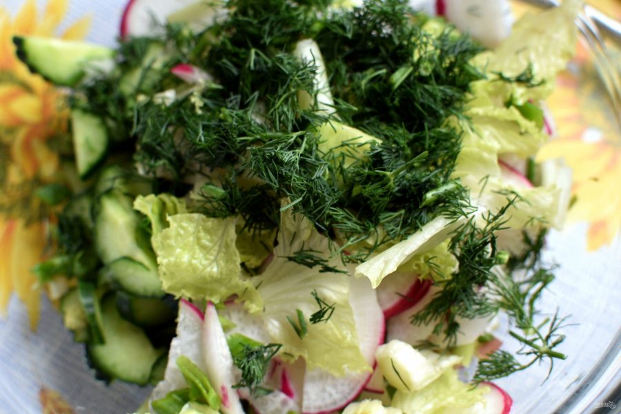 Летний салат с редисом и черемшой