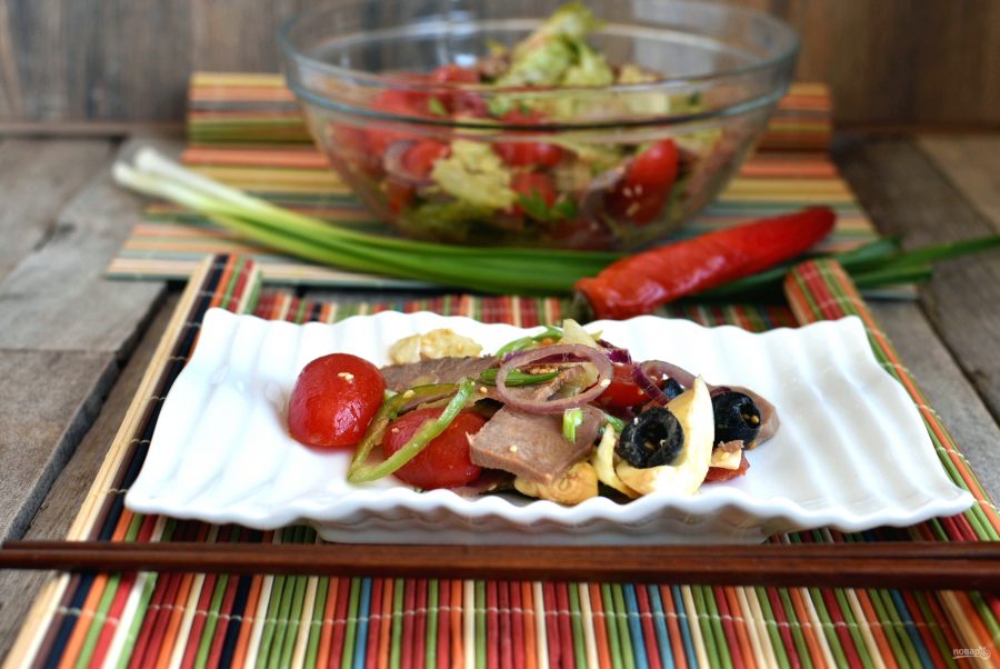 Салат с пряным языком и овощами