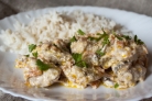 Мясо в горшочках со сметаной