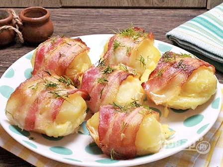 Картофель с беконом, запеченный в духовке