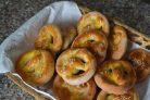 Соленые чесночные крендельки