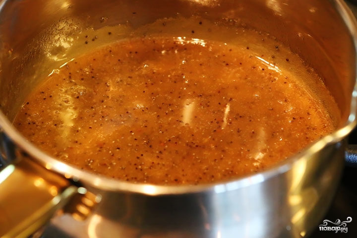 Теперь заправка: растопите масло сливочное, в него добавьте горчицу и мак. 