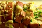 Хлеб, запеченный с сыром и чесноком
