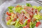 Салат "Цезарь" с курицей и помидорами