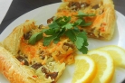 Слоеный пирог с грибами, сметаной и сыром
