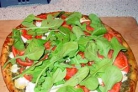 Пицца с сыром из козьего молока и рукколой
