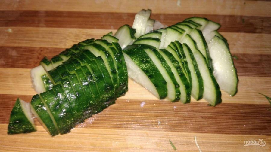 Салат из молодой капусты с огурцом и зеленью