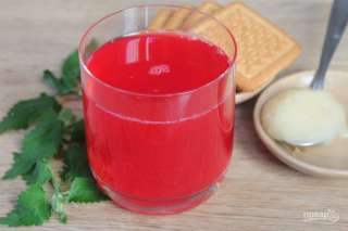 Компот из вишни и китайского лимонника с мелиссой и медом