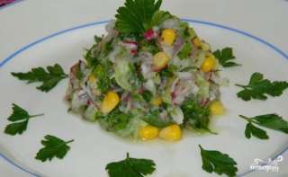 Салат с редиской и кукурузой