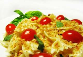 Фарфалле с хлебными крошками и чесноком