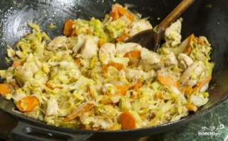 Тушеная капуста с куриной грудкой