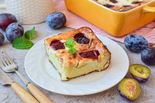 Творожная запеканка со сливами