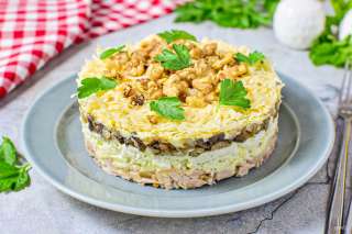 Слоёный салат с копчёной курицей