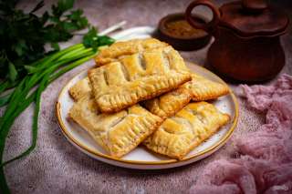 Слоеные пирожки с сыром и луком