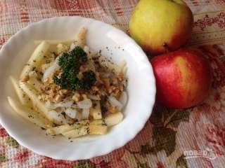 Салат с кальмарами, яйцами, яблоком и луком