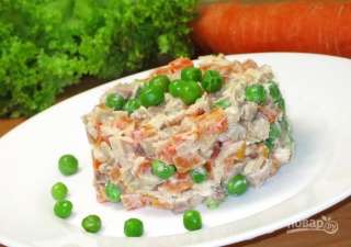 Салат из куриного мяса с морковью и зеленым горошком