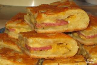 Пирог с колбасой и сыром