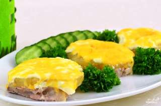 Свинина с ананасами и сыром