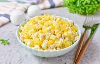 Салат с копченой курицей, ананасом, сыром и кукурузой