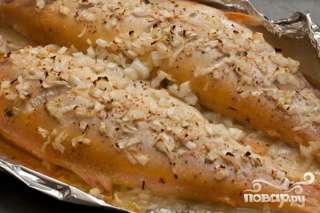 Янтарная форель, запеченная с луком
