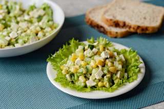 Салат с кукурузой и сельдереем