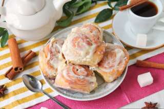 Рулетики с корицей и глазурью