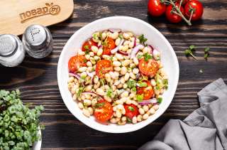 Постный салат с фасолью