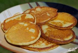 Пышные оладьи на молоке с дрожжами