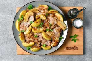 Свинина с яблоками и луком