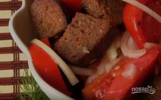 Очень вкусный летний салат с помидорами и ржаным хлебом