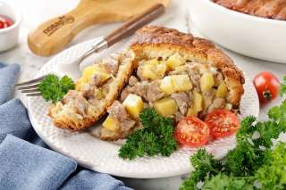 Простой мясной пирог с картошкой