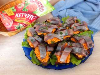 Бутерброды с кетчупом "Махеевъ" и селедкой Россия