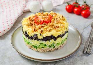 Салат из курицы и чернослива