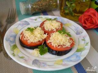 Жареные баклажаны с помидорами и сыром