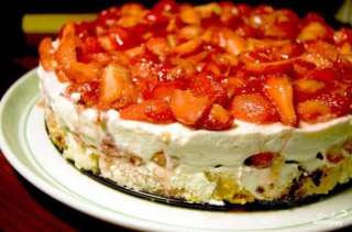 Песочный торт с бананами и клубникой