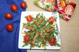 Салат из рукколы со стейком и кетчупом "Махеевъ" Беларусь