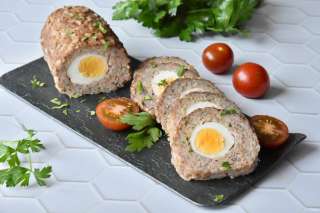 Мясной рулет с яйцом