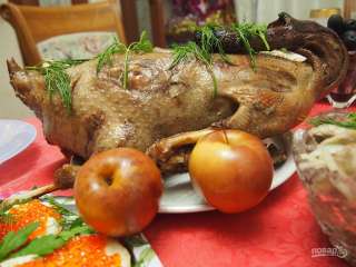 Гусь, фаршированный гречкой и грибами - кулинарный рецепт.