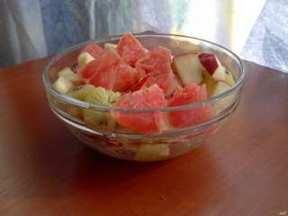 Фруктовый салат с коричневым схаром