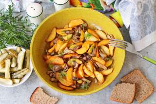 Жареные маслята с картошкой