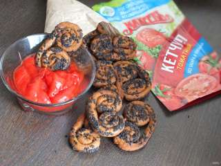 Ржаные крендельки с кетчупом