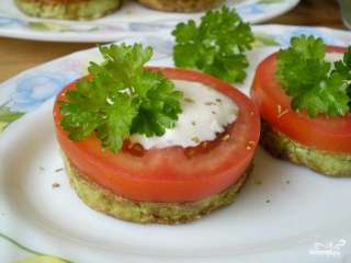 Кабачки, жареные с чесноком и помидорами