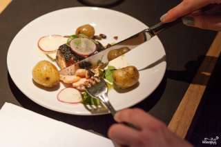 Филе спинки норвежской семги, жареное в золе из бурых водорослей, с огуречным желе