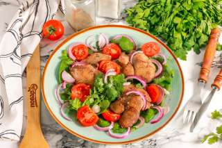 Салат с куриной печенью и кинзой
