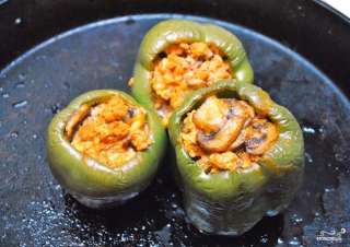 Перец, фаршированный курицей и грибами