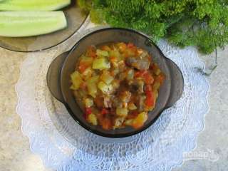 Тушеная говядина с баклажанами и кабачками