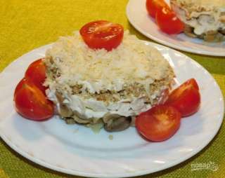 Слоёный салат с копчёной курицей, черносливом и шампиньонами