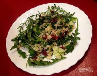Салат из рукколы с рисом, огурцом и вялеными помидорами