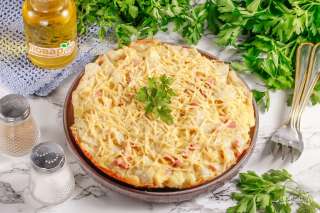 Ленивый пирог из лаваша с сыром и колбасой на сковороде