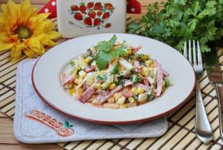 Салат с копченой колбасой, кукурузой и морковью